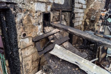 Kharkiv, Ukrayna, 11 Haziran 2025. Harkiv 'de tamamen yanmış bir apartman dairesinde iki Rus Shahed İHA' sının saldırısına uğramış bir manzara. Hasar çok büyüktü..