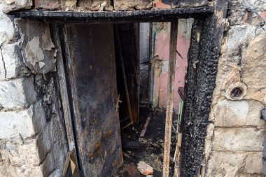 Kharkiv, Ukrayna, 11 Haziran 2025. Harkiv 'de tamamen yanmış bir apartman dairesinde iki Rus Shahed İHA' sının saldırısına uğramış bir manzara. Hasar çok büyüktü..