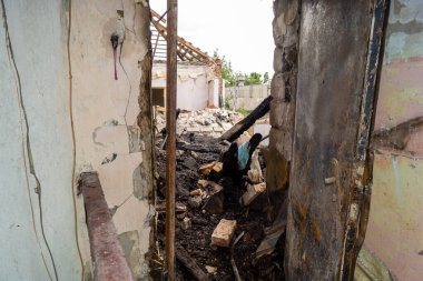 Kharkiv, Ukrayna, 11 Haziran 2025. Harkiv 'de tamamen yanmış bir apartman dairesinde iki Rus Shahed İHA' sının saldırısına uğramış bir manzara. Hasar çok büyüktü..