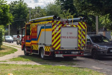 Kharkiv, Ukrayna, 11 Haziran 2025. İtfaiyeciler, Rus Şaban uçakları tarafından vurulan Harkiv 'deki bir yerleşim yerine gidiyorlar. Hasar çok fazlaydı ve birkaç apartman yanmaya başladı..