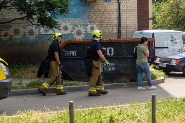 Kharkiv, Ukrayna, 11 Haziran 2025. İtfaiyeciler, Rus Şaban uçakları tarafından vurulan Harkiv 'deki bir yerleşim yerine gidiyorlar. Hasar çok fazlaydı ve birkaç apartman yanmaya başladı..