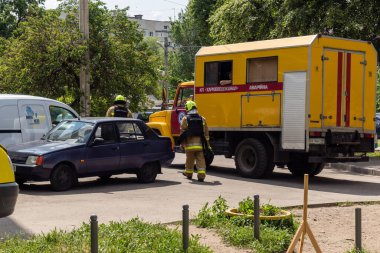 Kharkiv, Ukrayna, 11 Haziran 2025. İtfaiyeciler, Rus Şaban uçakları tarafından vurulan Harkiv 'deki bir yerleşim yerine gidiyorlar. Hasar çok fazlaydı ve birkaç apartman yanmaya başladı..