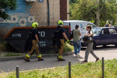 Kharkiv, Ukrayna, 11 Haziran 2025. İtfaiyeciler, Rus Şaban uçakları tarafından vurulan Harkiv 'deki bir yerleşim yerine gidiyorlar. Hasar çok fazlaydı ve birkaç apartman yanmaya başladı..