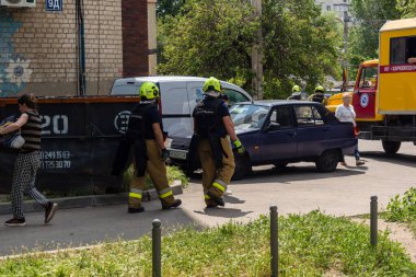 Kharkiv, Ukrayna, 11 Haziran 2025. İtfaiyeciler, Rus Şaban uçakları tarafından vurulan Harkiv 'deki bir yerleşim yerine gidiyorlar. Hasar çok fazlaydı ve birkaç apartman yanmaya başladı..