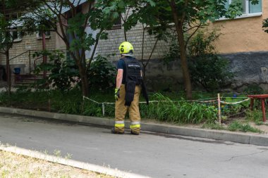 Kharkiv, Ukrayna, 11 Haziran 2025. İtfaiyeciler, Rus Şaban uçakları tarafından vurulan Harkiv 'deki bir yerleşim yerine gidiyorlar. Hasar çok fazlaydı ve birkaç apartman yanmaya başladı..