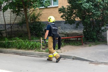 Kharkiv, Ukrayna, 11 Haziran 2025. İtfaiyeciler, Rus Şaban uçakları tarafından vurulan Harkiv 'deki bir yerleşim yerine gidiyorlar. Hasar çok fazlaydı ve birkaç apartman yanmaya başladı..