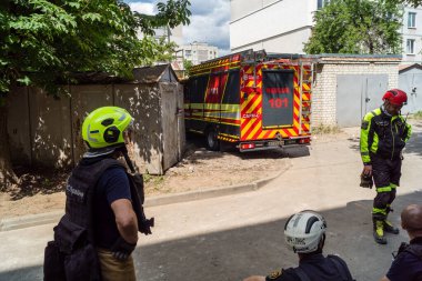 Kharkiv, Ukrayna, 11 Haziran 2025. İtfaiyeciler, Rus Şaban uçakları tarafından vurulan Harkiv 'deki bir yerleşim yerine gidiyorlar. Hasar çok fazlaydı ve birkaç apartman yanmaya başladı..