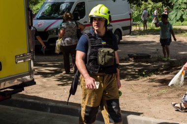 Kharkiv, Ukrayna, 11 Haziran 2025. İtfaiyeciler, Rus Şaban uçakları tarafından vurulan Harkiv 'deki bir yerleşim yerine gidiyorlar. Hasar çok fazlaydı ve birkaç apartman yanmaya başladı..