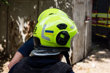 Kharkiv, Ukrayna, 11 Haziran 2025. İtfaiyeciler, Rus Şaban uçakları tarafından vurulan Harkiv 'deki bir yerleşim yerine gidiyorlar. Hasar çok fazlaydı ve birkaç apartman yanmaya başladı..