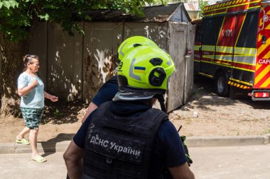 Kharkiv, Ukrayna, 11 Haziran 2025. İtfaiyeciler, Rus Şaban uçakları tarafından vurulan Harkiv 'deki bir yerleşim yerine gidiyorlar. Hasar çok fazlaydı ve birkaç apartman yanmaya başladı..