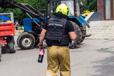 Kharkiv, Ukrayna, 11 Haziran 2025. İtfaiyeciler, Rus Şaban uçakları tarafından vurulan Harkiv 'deki bir yerleşim yerine gidiyorlar. Hasar çok fazlaydı ve birkaç apartman yanmaya başladı..