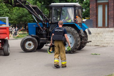Kharkiv, Ukrayna, 11 Haziran 2025. İtfaiyeciler, Rus Şaban uçakları tarafından vurulan Harkiv 'deki bir yerleşim yerine gidiyorlar. Hasar çok fazlaydı ve birkaç apartman yanmaya başladı..
