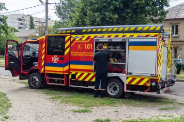 Kharkiv, Ukrayna, 11 Haziran 2025. İtfaiyeciler, Rus Şaban uçakları tarafından vurulan Harkiv 'deki bir yerleşim yerine gidiyorlar. Hasar çok fazlaydı ve birkaç apartman yanmaya başladı..
