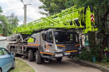 Kharkiv, Ukrayna, 11 Haziran 2025. İtfaiyeciler, Rus Şaban uçakları tarafından vurulan Harkiv 'deki bir yerleşim yerine gidiyorlar. Hasar çok fazlaydı ve birkaç apartman yanmaya başladı..