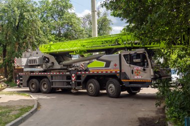 Kharkiv, Ukrayna, 11 Haziran 2025. İtfaiyeciler, Rus Şaban uçakları tarafından vurulan Harkiv 'deki bir yerleşim yerine gidiyorlar. Hasar çok fazlaydı ve birkaç apartman yanmaya başladı..