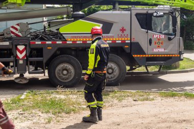 Kharkiv, Ukrayna, 11 Haziran 2025. İtfaiyeciler, Rus Şaban uçakları tarafından vurulan Harkiv 'deki bir yerleşim yerine gidiyorlar. Hasar çok fazlaydı ve birkaç apartman yanmaya başladı..