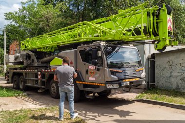 Kharkiv, Ukrayna, 11 Haziran 2025. İtfaiyeciler, Rus Şaban uçakları tarafından vurulan Harkiv 'deki bir yerleşim yerine gidiyorlar. Hasar çok fazlaydı ve birkaç apartman yanmaya başladı..