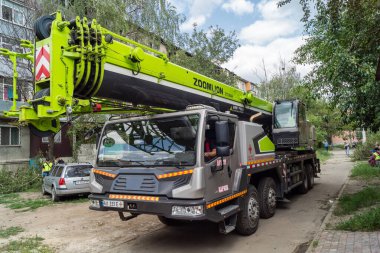 Kharkiv, Ukrayna, 11 Haziran 2025. İtfaiyeciler, Rus Şaban uçakları tarafından vurulan Harkiv 'deki bir yerleşim yerine gidiyorlar. Hasar çok fazlaydı ve birkaç apartman yanmaya başladı..