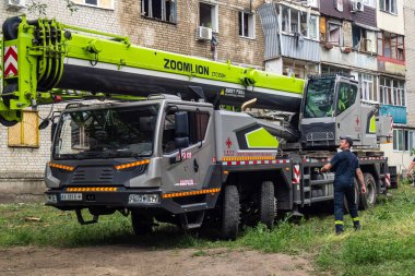 Kharkiv, Ukrayna, 11 Haziran 2025. İtfaiyeciler, Rus Şaban uçakları tarafından vurulan Harkiv 'deki bir yerleşim yerine gidiyorlar. Hasar çok fazlaydı ve birkaç apartman yanmaya başladı..