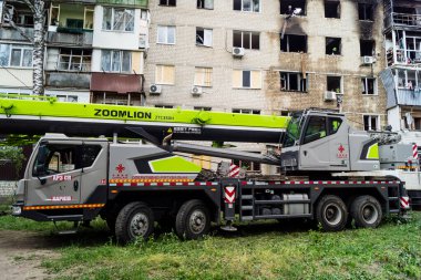 Kharkiv, Ukrayna, 11 Haziran 2025. İtfaiyeciler, Rus Şaban uçakları tarafından vurulan Harkiv 'deki bir yerleşim yerine gidiyorlar. Hasar çok fazlaydı ve birkaç apartman yanmaya başladı..