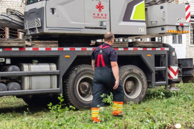 Kharkiv, Ukrayna, 11 Haziran 2025. İtfaiyeciler, Rus Şaban uçakları tarafından vurulan Harkiv 'deki bir yerleşim yerine gidiyorlar. Hasar çok fazlaydı ve birkaç apartman yanmaya başladı..