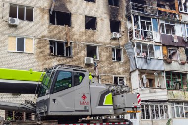 Kharkiv, Ukrayna, 11 Haziran 2025. İtfaiyeciler, Rus Şaban uçakları tarafından vurulan Harkiv 'deki bir yerleşim yerine gidiyorlar. Hasar çok fazlaydı ve birkaç apartman yanmaya başladı..