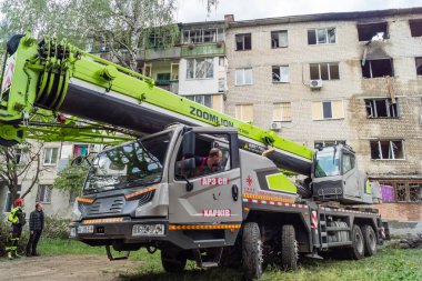Kharkiv, Ukrayna, 11 Haziran 2025. İtfaiyeciler, Rus Şaban uçakları tarafından vurulan Harkiv 'deki bir yerleşim yerine gidiyorlar. Hasar çok fazlaydı ve birkaç apartman yanmaya başladı..
