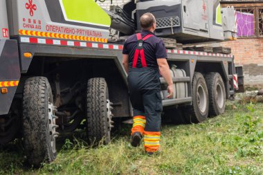 Kharkiv, Ukrayna, 11 Haziran 2025. İtfaiyeciler, Rus Şaban uçakları tarafından vurulan Harkiv 'deki bir yerleşim yerine gidiyorlar. Hasar çok fazlaydı ve birkaç apartman yanmaya başladı..