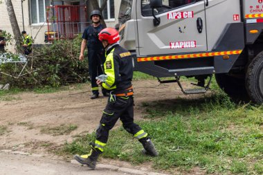 Kharkiv, Ukrayna, 11 Haziran 2025. İtfaiyeciler, Rus Şaban uçakları tarafından vurulan Harkiv 'deki bir yerleşim yerine gidiyorlar. Hasar çok fazlaydı ve birkaç apartman yanmaya başladı..