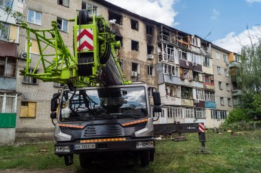 Kharkiv, Ukrayna, 11 Haziran 2025. İtfaiyeciler, Rus Şaban uçakları tarafından vurulan Harkiv 'deki bir yerleşim yerine gidiyorlar. Hasar çok fazlaydı ve birkaç apartman yanmaya başladı..
