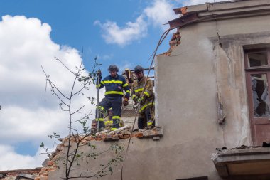 Kharkiv, Ukrayna, 11 Haziran 2025. İtfaiyeciler, Rus Şaban uçakları tarafından vurulan Harkiv 'deki bir yerleşim yerine gidiyorlar. Hasar çok fazlaydı ve birkaç apartman yanmaya başladı..