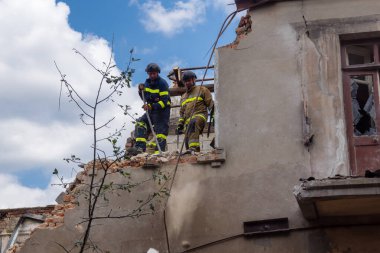 Kharkiv, Ukrayna, 11 Haziran 2025. İtfaiyeciler, Rus Şaban uçakları tarafından vurulan Harkiv 'deki bir yerleşim yerine gidiyorlar. Hasar çok fazlaydı ve birkaç apartman yanmaya başladı..