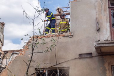 Kharkiv, Ukrayna, 11 Haziran 2025. İtfaiyeciler, Rus Şaban uçakları tarafından vurulan Harkiv 'deki bir yerleşim yerine gidiyorlar. Hasar çok fazlaydı ve birkaç apartman yanmaya başladı..