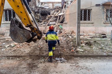 Kharkiv, Ukrayna, 11 Haziran 2025. İtfaiyeciler, Rus Şaban uçakları tarafından vurulan Harkiv 'deki bir yerleşim yerine gidiyorlar. Hasar çok fazlaydı ve birkaç apartman yanmaya başladı..