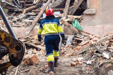 Kharkiv, Ukrayna, 11 Haziran 2025. İtfaiyeciler, Rus Şaban uçakları tarafından vurulan Harkiv 'deki bir yerleşim yerine gidiyorlar. Hasar çok fazlaydı ve birkaç apartman yanmaya başladı..