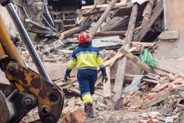 Kharkiv, Ukrayna, 11 Haziran 2025. İtfaiyeciler, Rus Şaban uçakları tarafından vurulan Harkiv 'deki bir yerleşim yerine gidiyorlar. Hasar çok fazlaydı ve birkaç apartman yanmaya başladı..