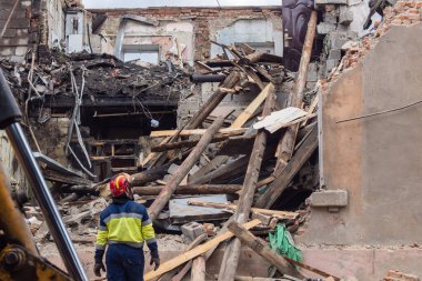 Kharkiv, Ukrayna, 11 Haziran 2025. İtfaiyeciler, Rus Şaban uçakları tarafından vurulan Harkiv 'deki bir yerleşim yerine gidiyorlar. Hasar çok fazlaydı ve birkaç apartman yanmaya başladı..