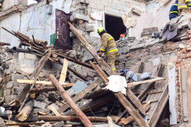 Kharkiv, Ukrayna, 11 Haziran 2025. İtfaiyeciler, Rus Şaban uçakları tarafından vurulan Harkiv 'deki bir yerleşim yerine gidiyorlar. Hasar çok fazlaydı ve birkaç apartman yanmaya başladı..