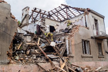 Kharkiv, Ukrayna, 11 Haziran 2025. İtfaiyeciler, Rus Şaban uçakları tarafından vurulan Harkiv 'deki bir yerleşim yerine gidiyorlar. Hasar çok fazlaydı ve birkaç apartman yanmaya başladı..