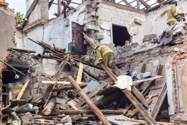 Kharkiv, Ukrayna, 11 Haziran 2025. İtfaiyeciler, Rus Şaban uçakları tarafından vurulan Harkiv 'deki bir yerleşim yerine gidiyorlar. Hasar çok fazlaydı ve birkaç apartman yanmaya başladı..