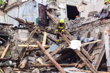 Kharkiv, Ukrayna, 11 Haziran 2025. İtfaiyeciler, Rus Şaban uçakları tarafından vurulan Harkiv 'deki bir yerleşim yerine gidiyorlar. Hasar çok fazlaydı ve birkaç apartman yanmaya başladı..