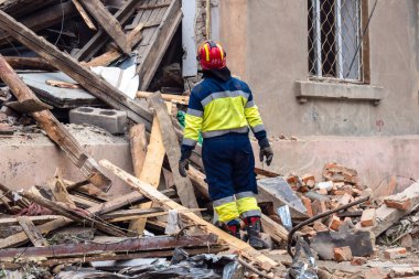 Kharkiv, Ukrayna, 11 Haziran 2025. İtfaiyeciler, Rus Şaban uçakları tarafından vurulan Harkiv 'deki bir yerleşim yerine gidiyorlar. Hasar çok fazlaydı ve birkaç apartman yanmaya başladı..