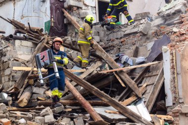 Kharkiv, Ukrayna, 11 Haziran 2025. İtfaiyeciler, Rus Şaban uçakları tarafından vurulan Harkiv 'deki bir yerleşim yerine gidiyorlar. Hasar çok fazlaydı ve birkaç apartman yanmaya başladı..