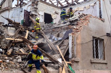 Kharkiv, Ukrayna, 11 Haziran 2025. İtfaiyeciler, Rus Şaban uçakları tarafından vurulan Harkiv 'deki bir yerleşim yerine gidiyorlar. Hasar çok fazlaydı ve birkaç apartman yanmaya başladı..