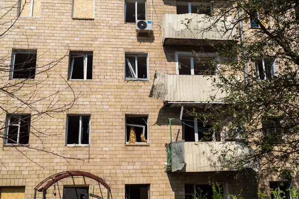 Kharkiv, Ukrayna, 11 Haziran 2025 Kharkiv 'de bir yerleşim yeri bir Rus Şaban uçağı tarafından vuruldu. Hasar çok fazlaydı, birkaç daire yandı ve sayısız pencere yıkıldı..