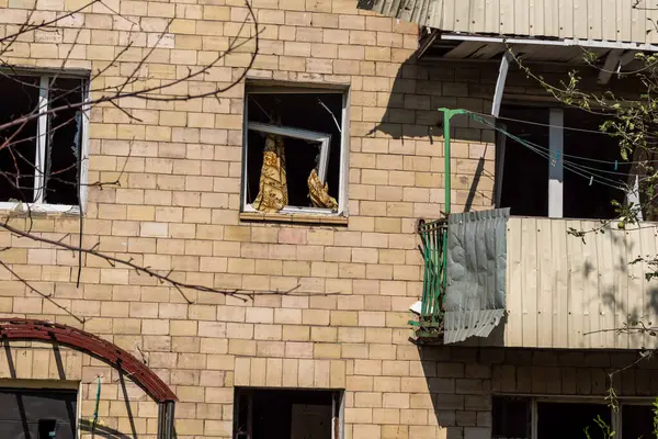 Kharkiv, Ukrayna, 11 Haziran 2025 Kharkiv 'de bir yerleşim yeri bir Rus Şaban uçağı tarafından vuruldu. Hasar çok fazlaydı, birkaç daire yandı ve sayısız pencere yıkıldı..