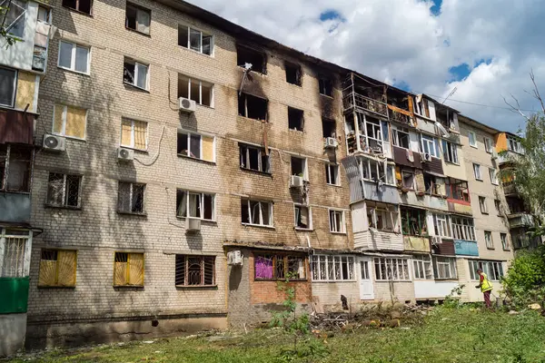 Kharkiv, Ukrayna, 11 Haziran 2025 Kharkiv 'de bir yerleşim yeri bir Rus Şaban uçağı tarafından vuruldu. Hasar çok fazlaydı, birkaç daire yandı ve sayısız pencere yıkıldı..