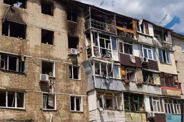 Kharkiv, Ukrayna, 11 Haziran 2025 Kharkiv 'de bir yerleşim yeri bir Rus Şaban uçağı tarafından vuruldu. Hasar çok fazlaydı, birkaç daire yandı ve sayısız pencere yıkıldı..