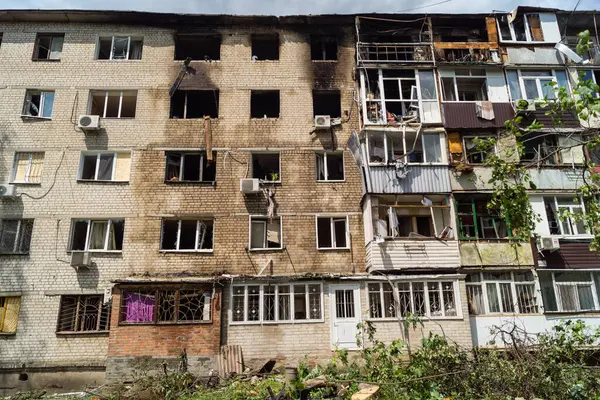 Kharkiv, Ukrayna, 11 Haziran 2025 Kharkiv 'de bir yerleşim yeri bir Rus Şaban uçağı tarafından vuruldu. Hasar çok fazlaydı, birkaç daire yandı ve sayısız pencere yıkıldı..