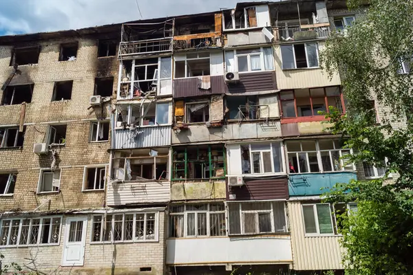 Kharkiv, Ukrayna, 11 Haziran 2025 Kharkiv 'de bir yerleşim yeri bir Rus Şaban uçağı tarafından vuruldu. Hasar çok fazlaydı, birkaç daire yandı ve sayısız pencere yıkıldı..